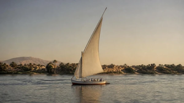 فلوكة تبحر في النيل وقت الغروب
