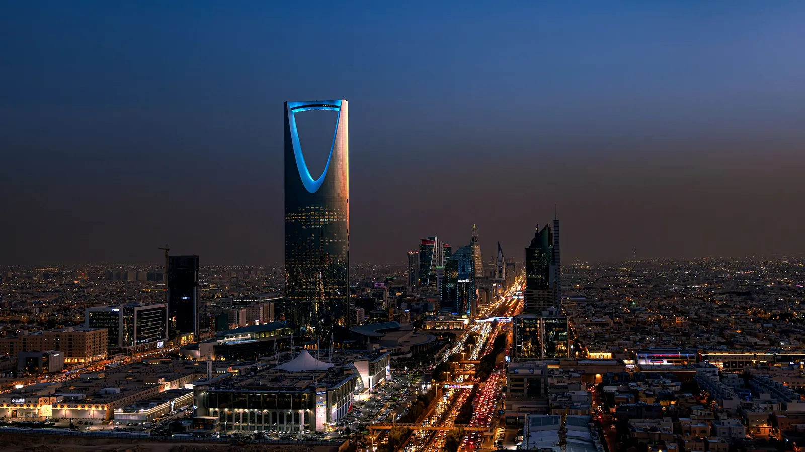 أفق الرياض ليلاً وبرج المملكة